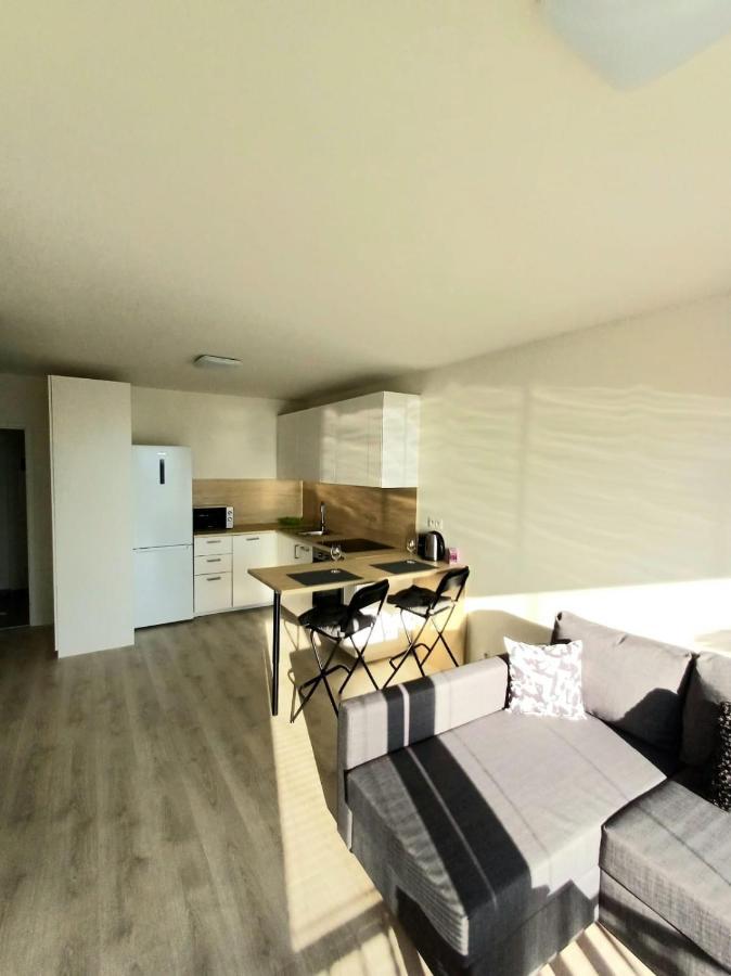 New Air-Conditioned Apartment 5 Minutes By Walk From The Airport With Free Garage Parking Bratislava Exteriér fotografie