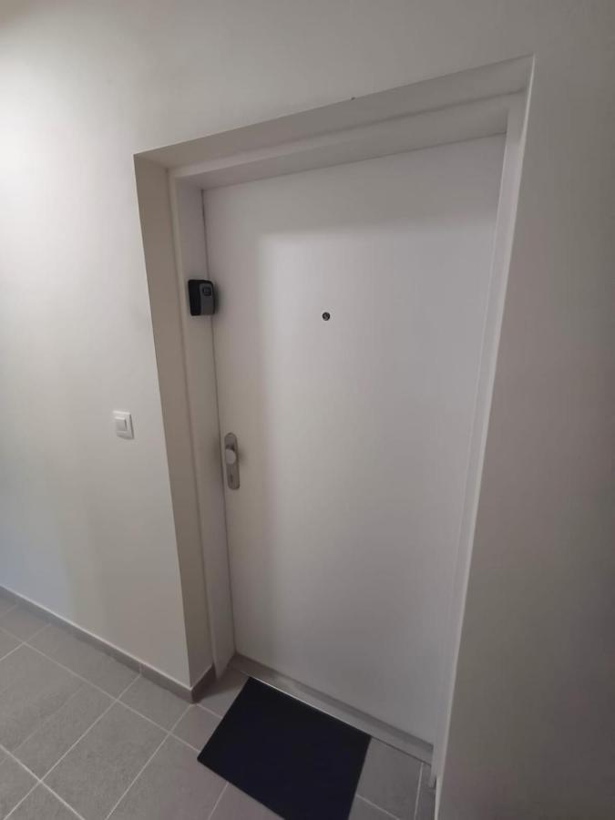 New Air-Conditioned Apartment 5 Minutes By Walk From The Airport With Free Garage Parking Bratislava Exteriér fotografie