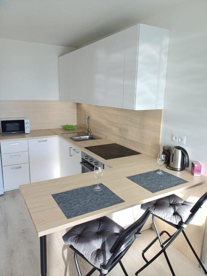 New Air-Conditioned Apartment 5 Minutes By Walk From The Airport With Free Garage Parking Bratislava Exteriér fotografie