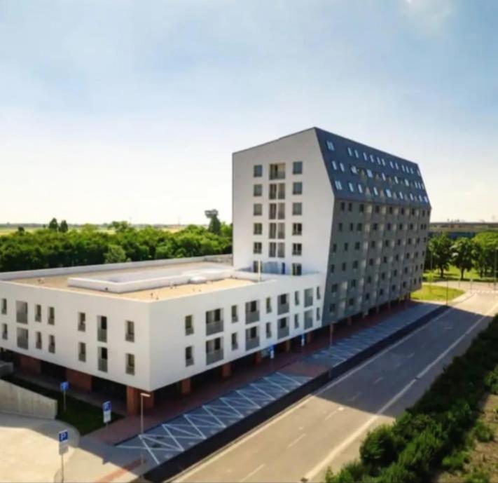 New Air-Conditioned Apartment 5 Minutes By Walk From The Airport With Free Garage Parking Bratislava Exteriér fotografie